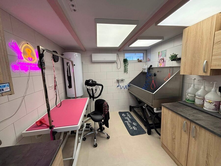 De trimsalon met roze trimtafel en wasbak