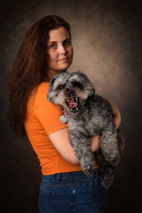 Tamara met een grijze hond op de arm